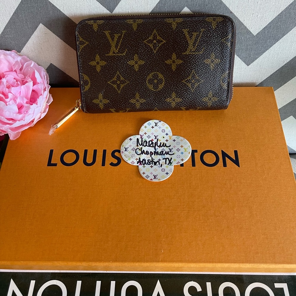 Authentic and rare Louis Vuitton Monogram Zippy Compact Wallet